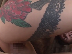 葉月レイラ 美尻に薔薇のタトゥーが入ったヤリマンギャルが騎乗位SEXで２発連続中出しさせちゃう！